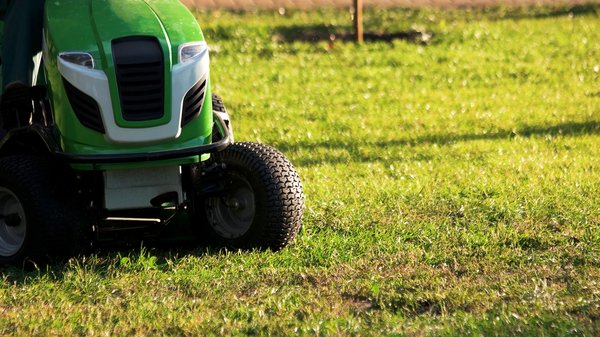 Comment faire avancer un tracteur tondeuse en panne ?