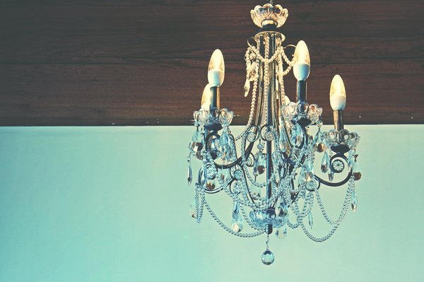 Lustre : le luminaire qui a su traverser le temps pour embellir votre pièce